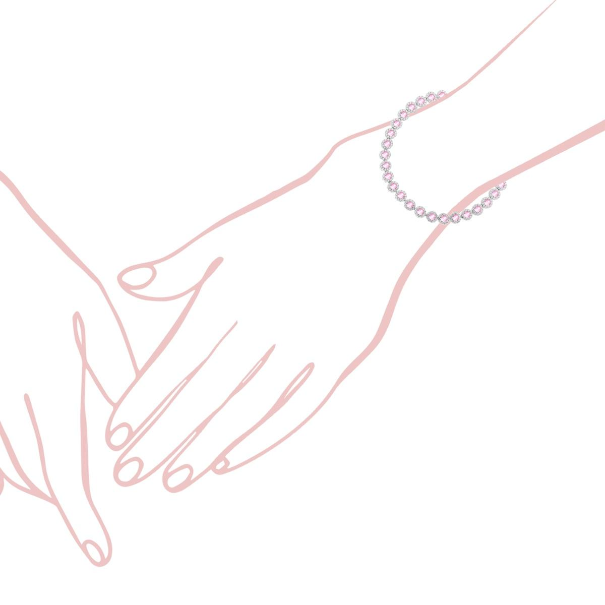 Due mani si tengono, con una persona che indossa un braccialetto di diamanti rosa.