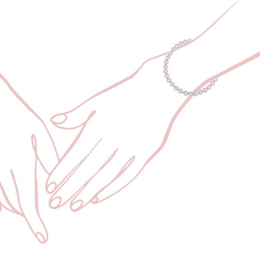 Due mani si tengono, con una persona che indossa un braccialetto di diamanti rosa.