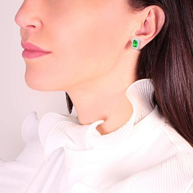 Orecchini con smeraldo verde e diamanti, indossati da una donna.