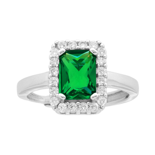 Anello in argento con una grande pietra rettangolare verde, circondata da piccoli zirconi bianchi.