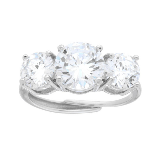 Anello in argento con tre zirconi bianchi, la pietra centrale più grande.