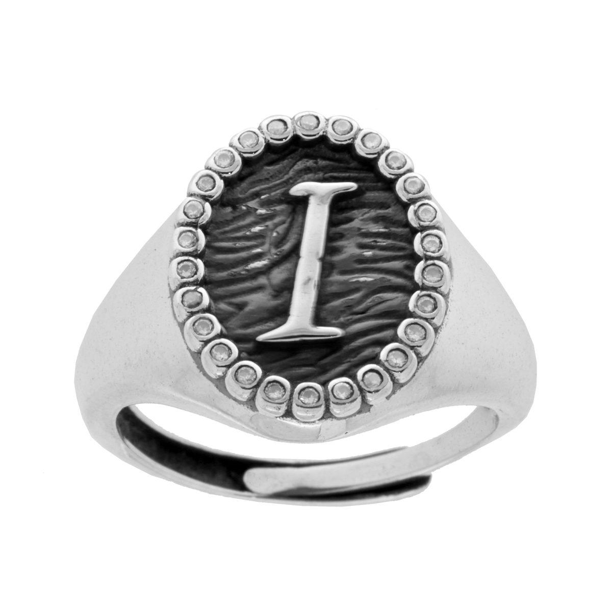 Anello in argento con una grande lettera "I" al centro, circondata da piccoli cerchietti.