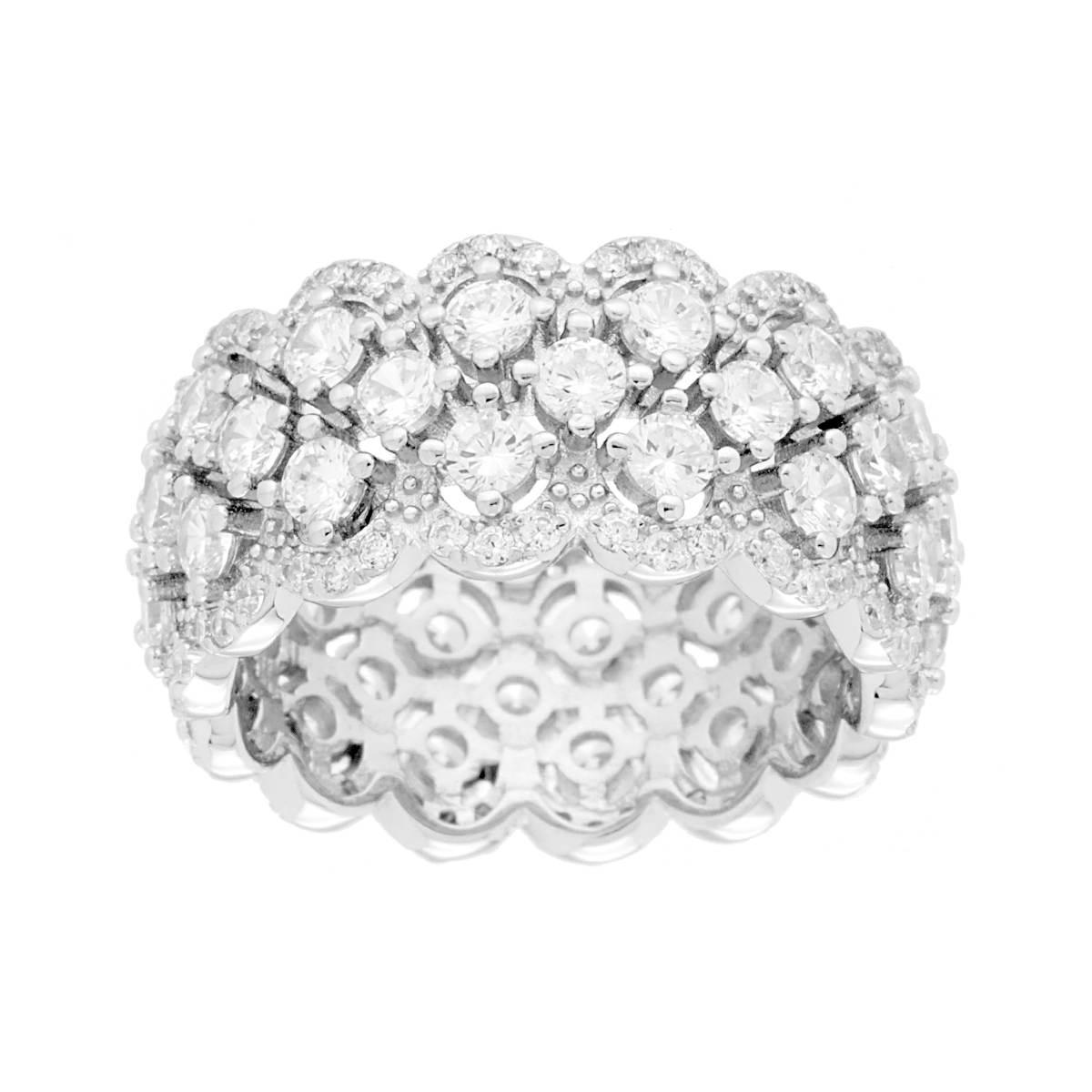 Anello in oro bianco e diamanti a tre fasce, con diamanti più grandi al centro e più piccoli ai lati.