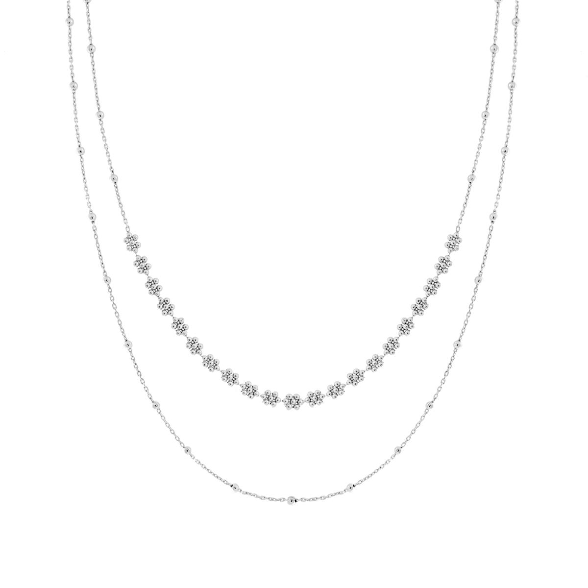 Collana a doppio filo in argento con piccoli ciondoli a fiore e perline, sfondo bianco.