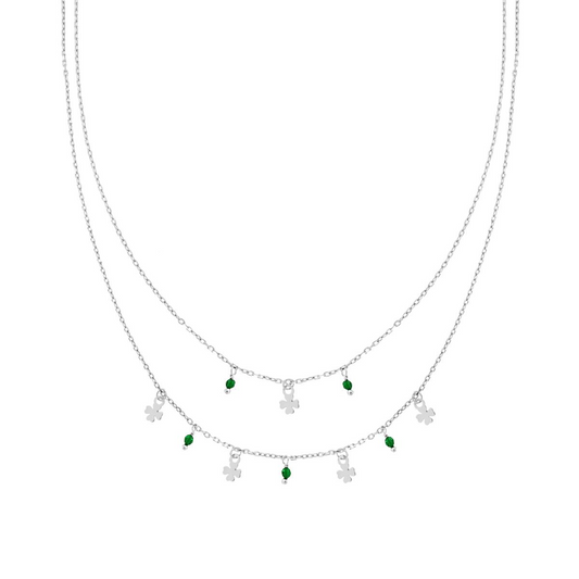 Collana a doppio strato in argento con ciondoli a quadrifoglio e pietre verdi.
