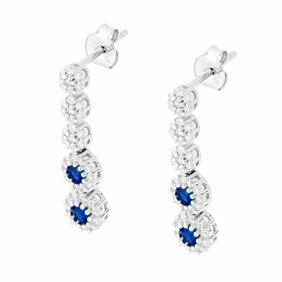 Orecchini pendenti in oro bianco con diamanti e zaffiri blu.