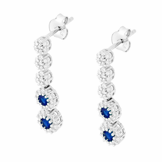 Orecchini pendenti in oro bianco con diamanti e zaffiri blu.