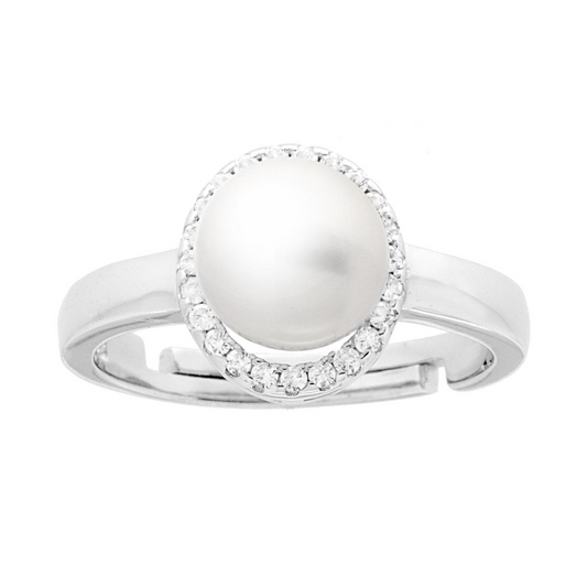 Anello regolabile in argento con una perla bianca circondata da zirconi, su sfondo bianco.