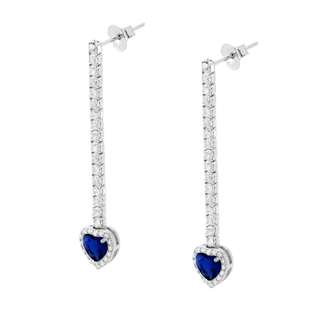 Orecchini pendenti in argento con una fila di zirconi e un cuore di zirconi blu zaffiro al fondo.