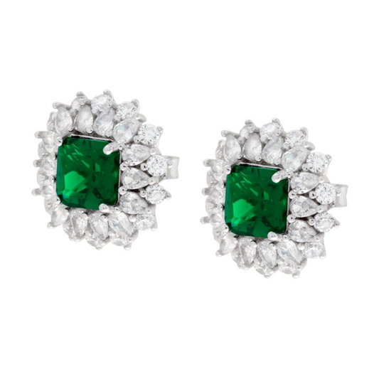 Orecchini a perno con un grande smeraldo verde centrale circondato da diamanti a forma di pera.