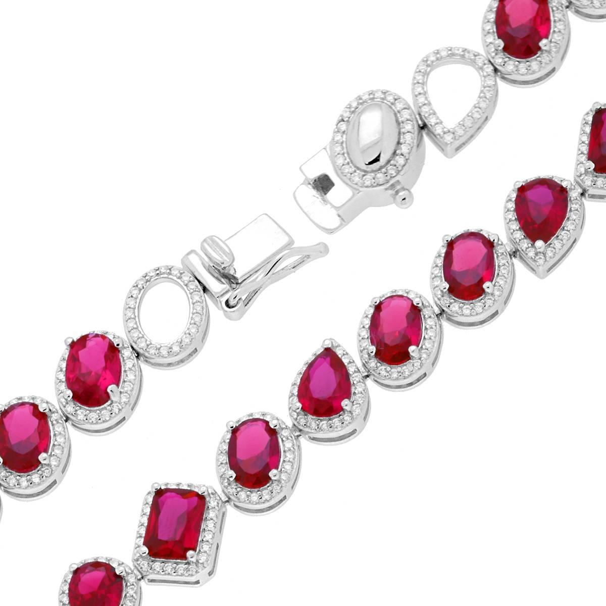 Una collana con rubini e diamanti incastonati in un metallo bianco, chiusura in vista.