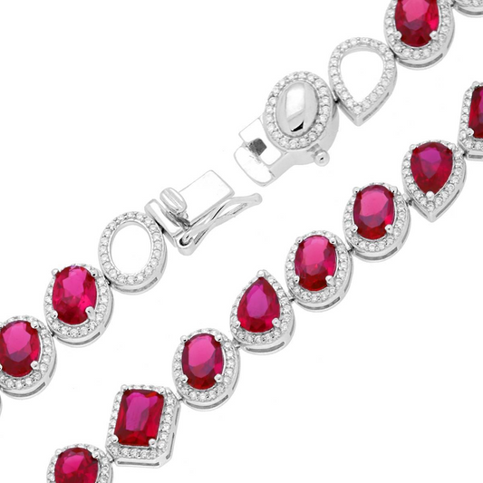 Una collana con rubini e diamanti incastonati in un metallo bianco, chiusura in vista.
