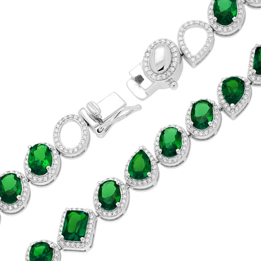 Collana in argento con smeraldi ovali, a goccia e quadrati, incorniciati da diamanti. Chiusura a fermaglio.