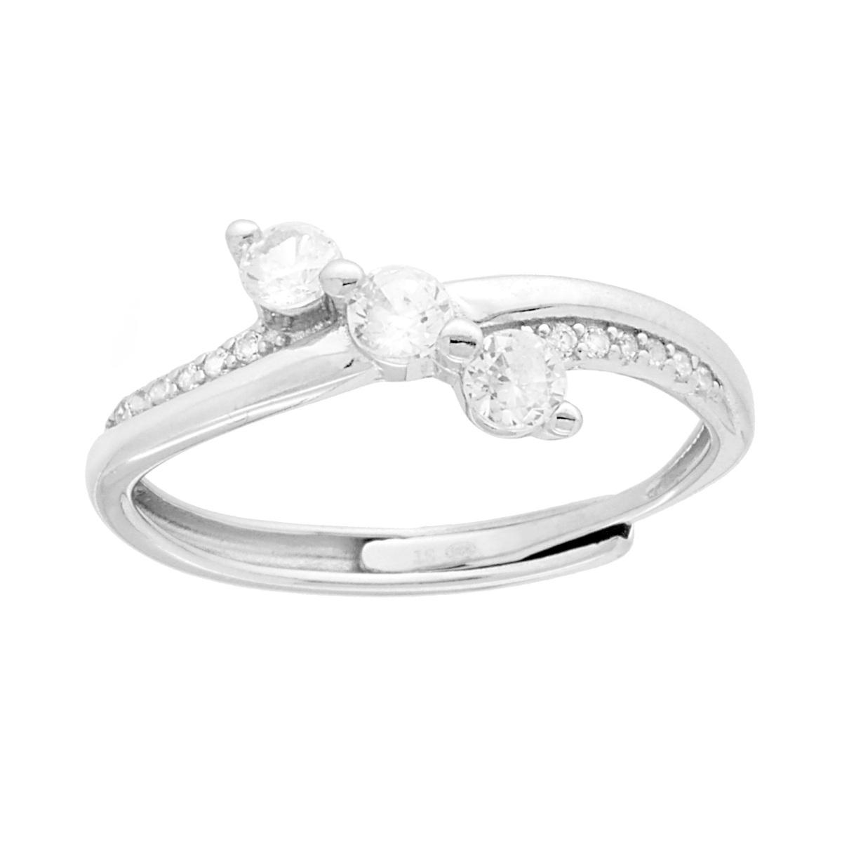 Anello in argento con tre zirconi centrali e zirconi a pavé lungo l'anello, regolabile.