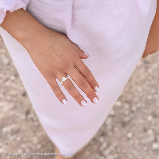 Anello con solitario a fascia quadrata e pavé su un dito femminile