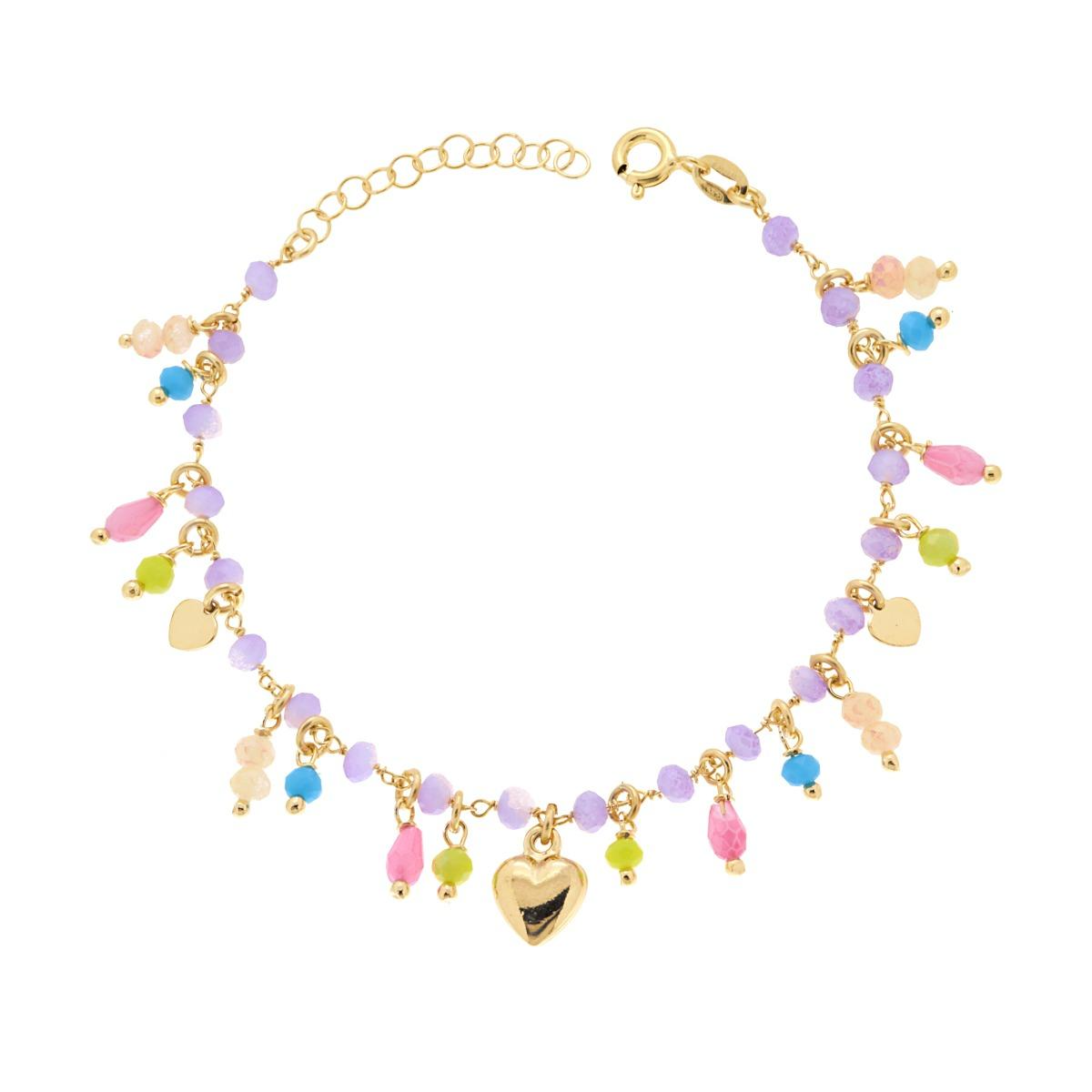 Bracciale in oro con ciondoli colorati, cuori e perline sfaccettate.