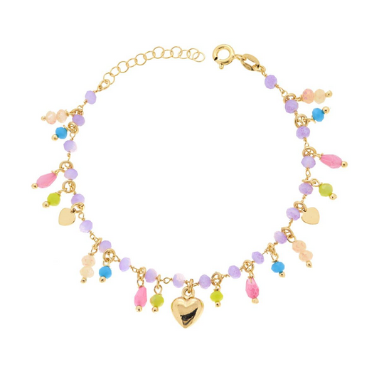 Bracciale in oro con ciondoli colorati, cuori e perline sfaccettate.