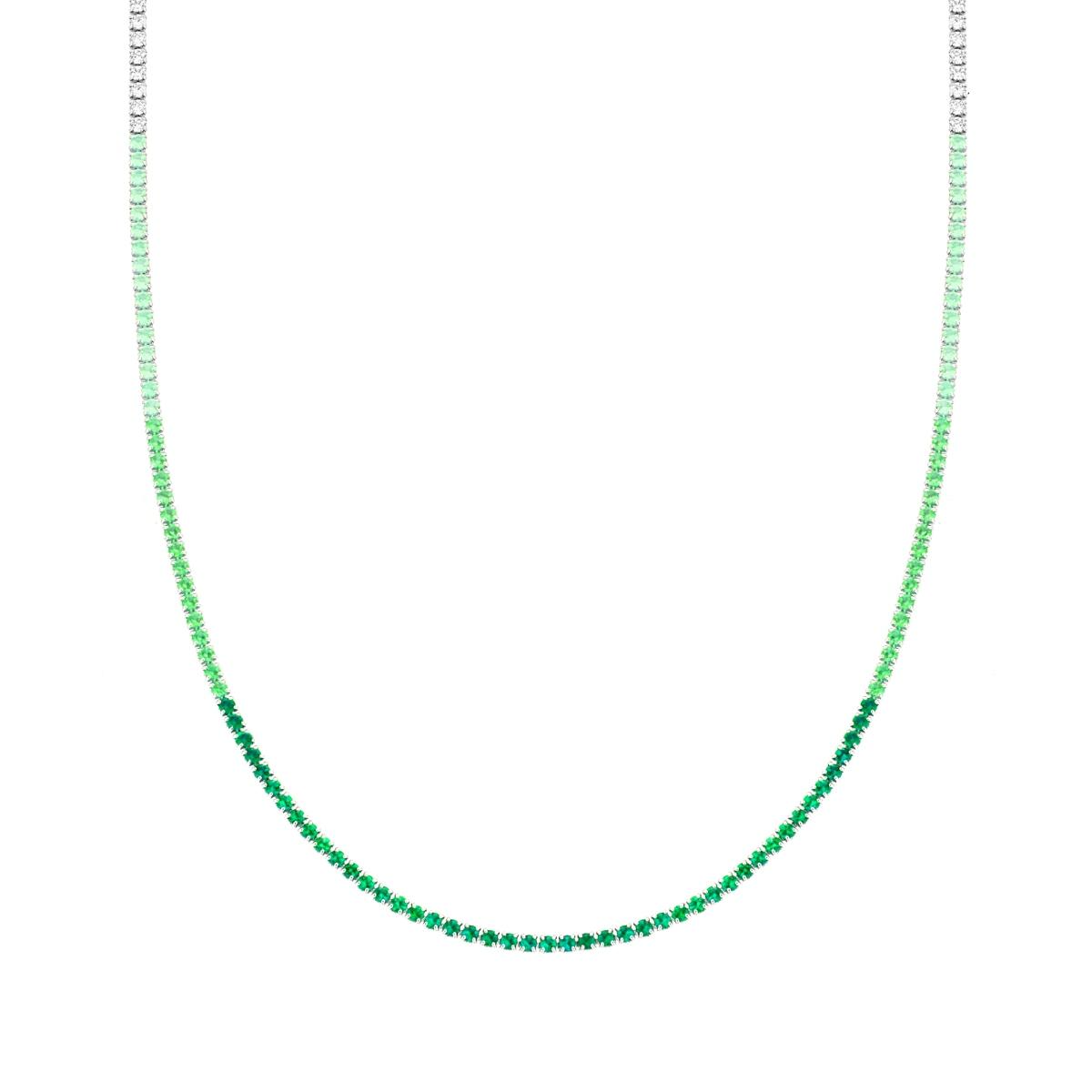 Primo piano della Collana Tennis Smeraldo Ombré, che mostra la sfumatura di pietre di zirconia cubica dal bianco al verde smeraldo e la montatura in argento sterling.