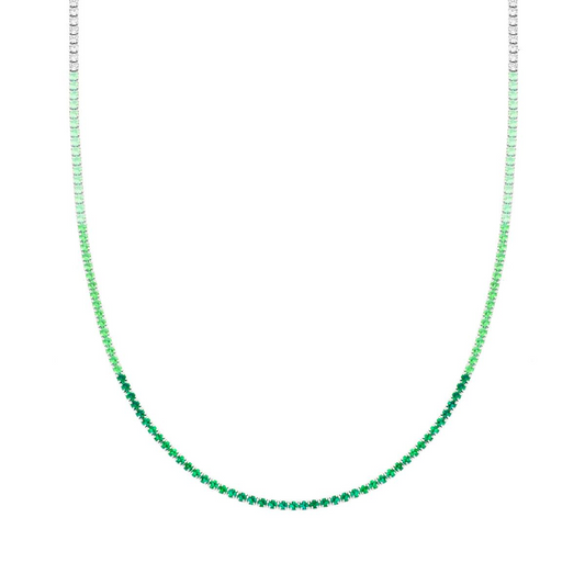 Primo piano della Collana Tennis Smeraldo Ombré, che mostra la sfumatura di pietre di zirconia cubica dal bianco al verde smeraldo e la montatura in argento sterling.