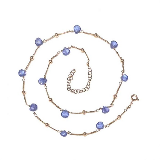 Collana d'oro con perle e pietre di tanzanite viola a forma di goccia.