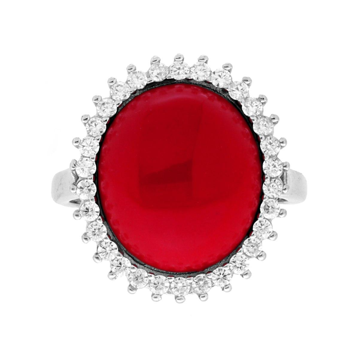 Anello in argento con una pietra rossa ovale centrale circondata da zirconi bianchi.