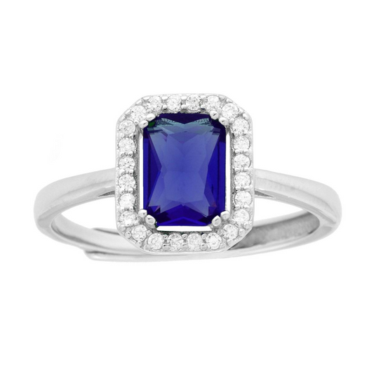 Anello in argento con zaffiro blu taglio rettangolare e contorno di zirconi bianchi.