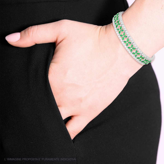 Bracciale in oro bianco con diamanti e smeraldi a forma di navette, indossato da una donna.