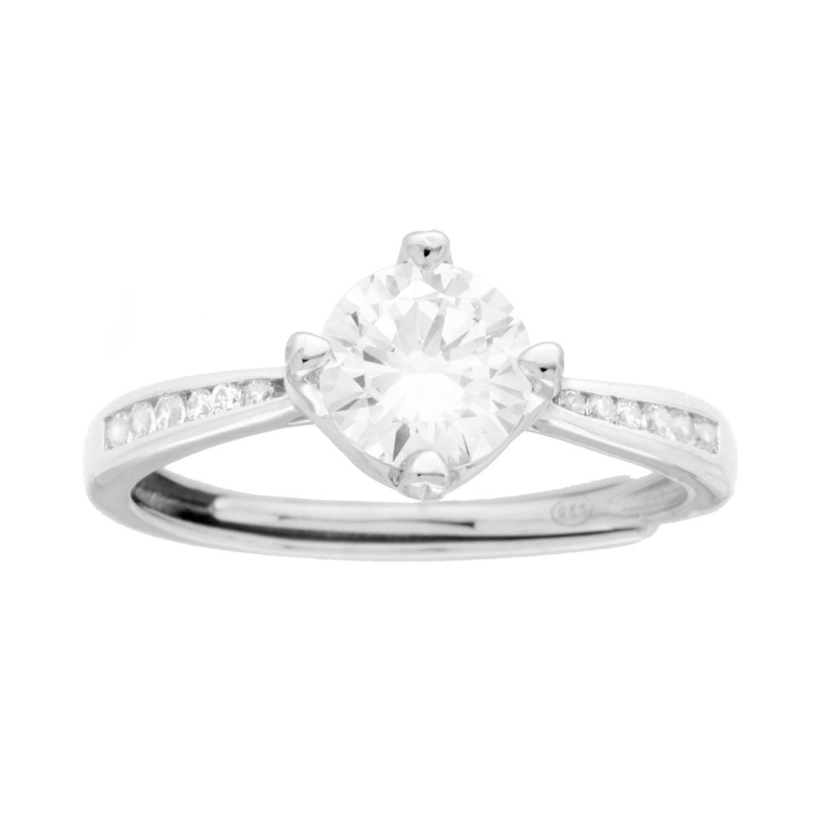 Anello in argento con un grande zircone centrale e zirconi più piccoli incastonati su entrambi i lati.