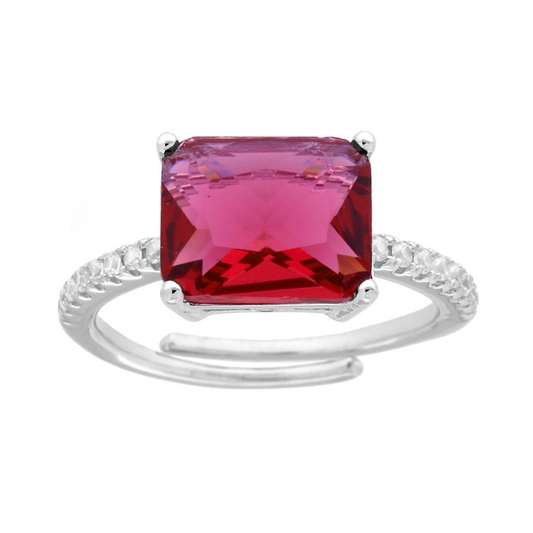 Anello regolabile in argento con una grande pietra rettangolare rosso rubino al centro e piccoli zirconi sulla fascia.