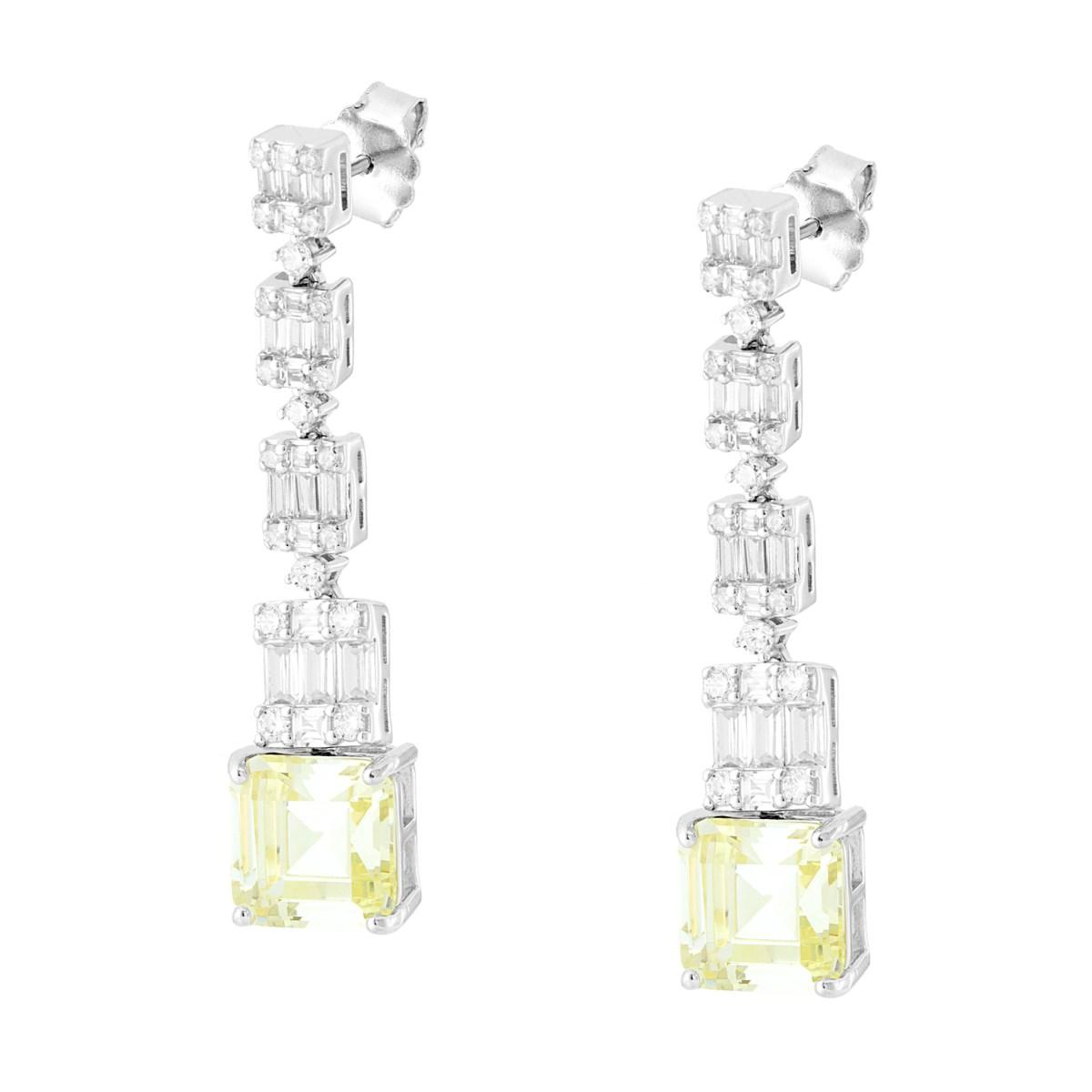 Orecchini pendenti in oro bianco con diamanti a taglio baguette e un grande zircone giallo quadrato.