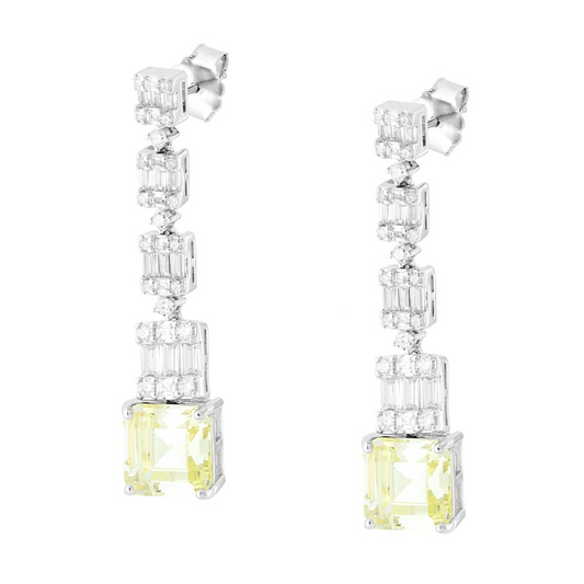Orecchini pendenti in oro bianco con diamanti a taglio baguette e un grande zircone giallo quadrato.