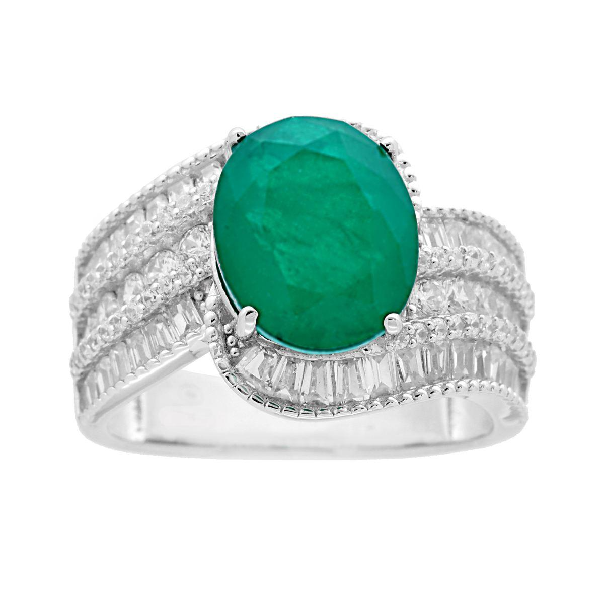 Anello in oro bianco con grande smeraldo ovale centrale e diamanti taglio baguette.
