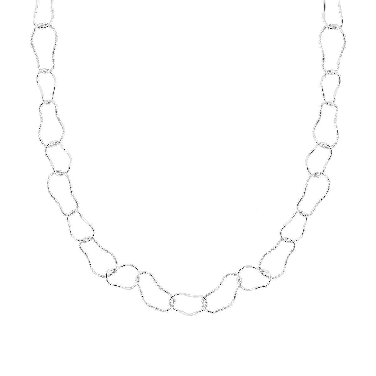 Collana a catena in argento con maglie dalla forma irregolare, alcune lisce e altre testurizzate.