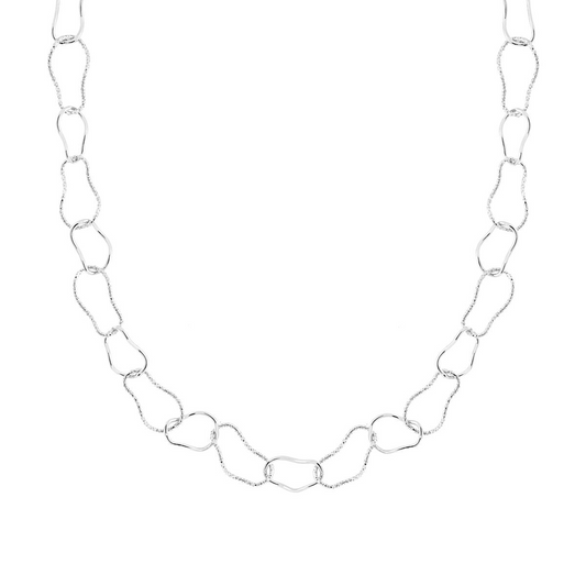 Collana a catena in argento con maglie dalla forma irregolare, alcune lisce e altre testurizzate.