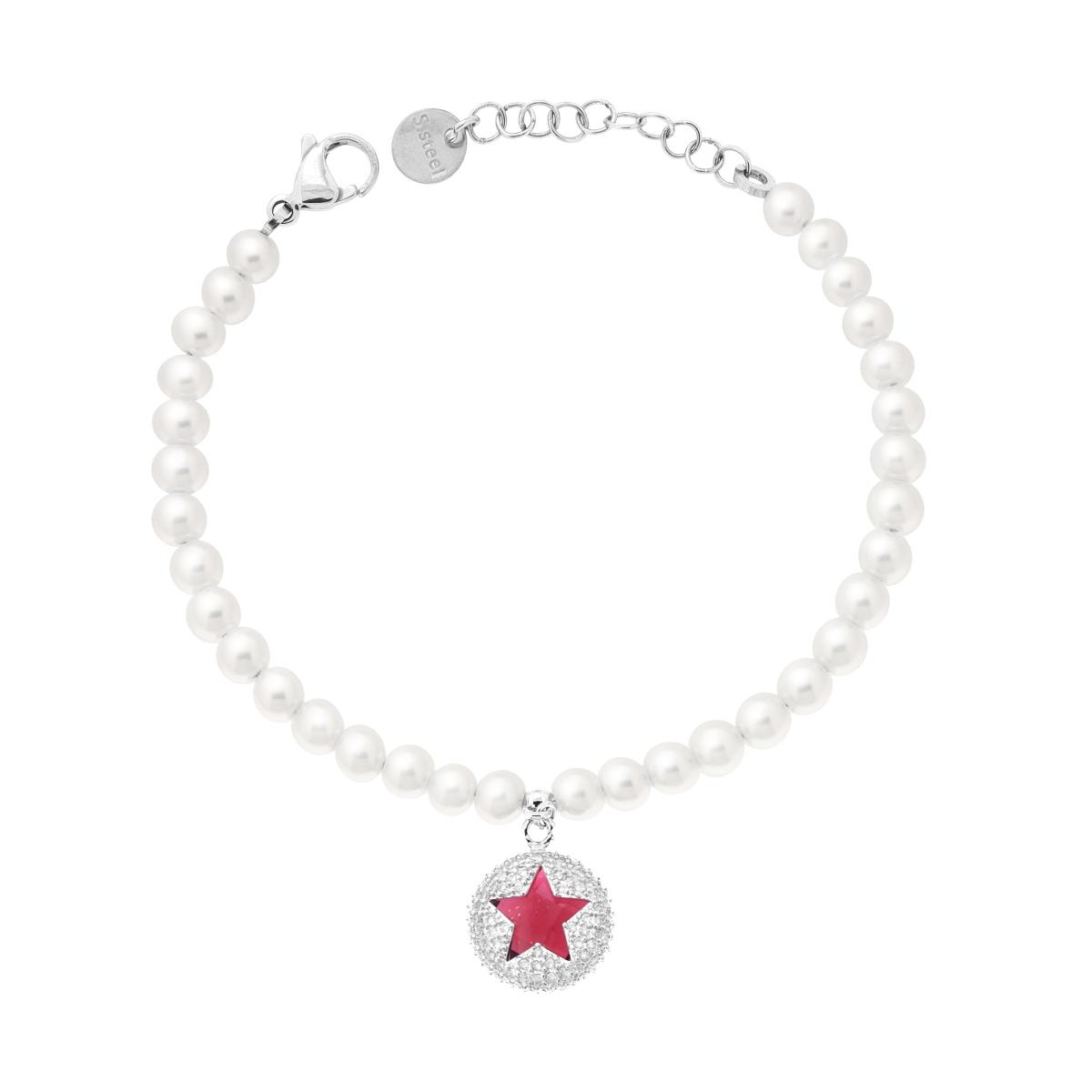 Bracciale in perle bianche con charm rotondo a pavé di zirconi e stella rossa al centro. Chiusura a moschettone in acciaio.