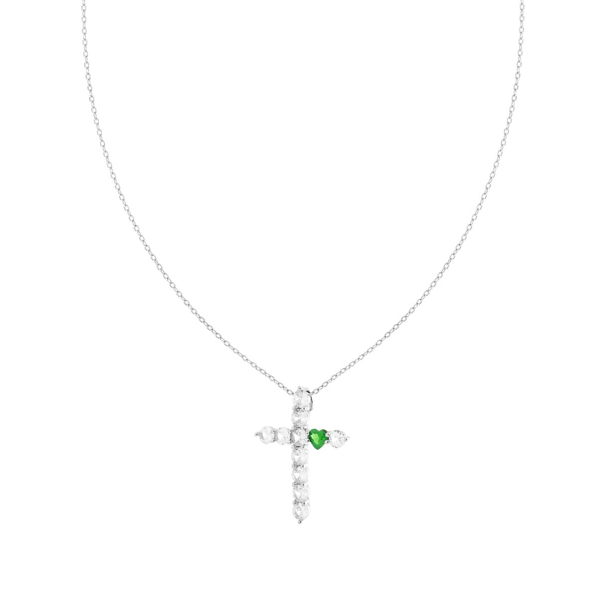 Collana in oro bianco con croce di diamanti e uno smeraldo a forma di cuore al centro.