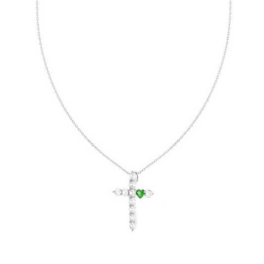 Collana in oro bianco con croce di diamanti e uno smeraldo a forma di cuore al centro.