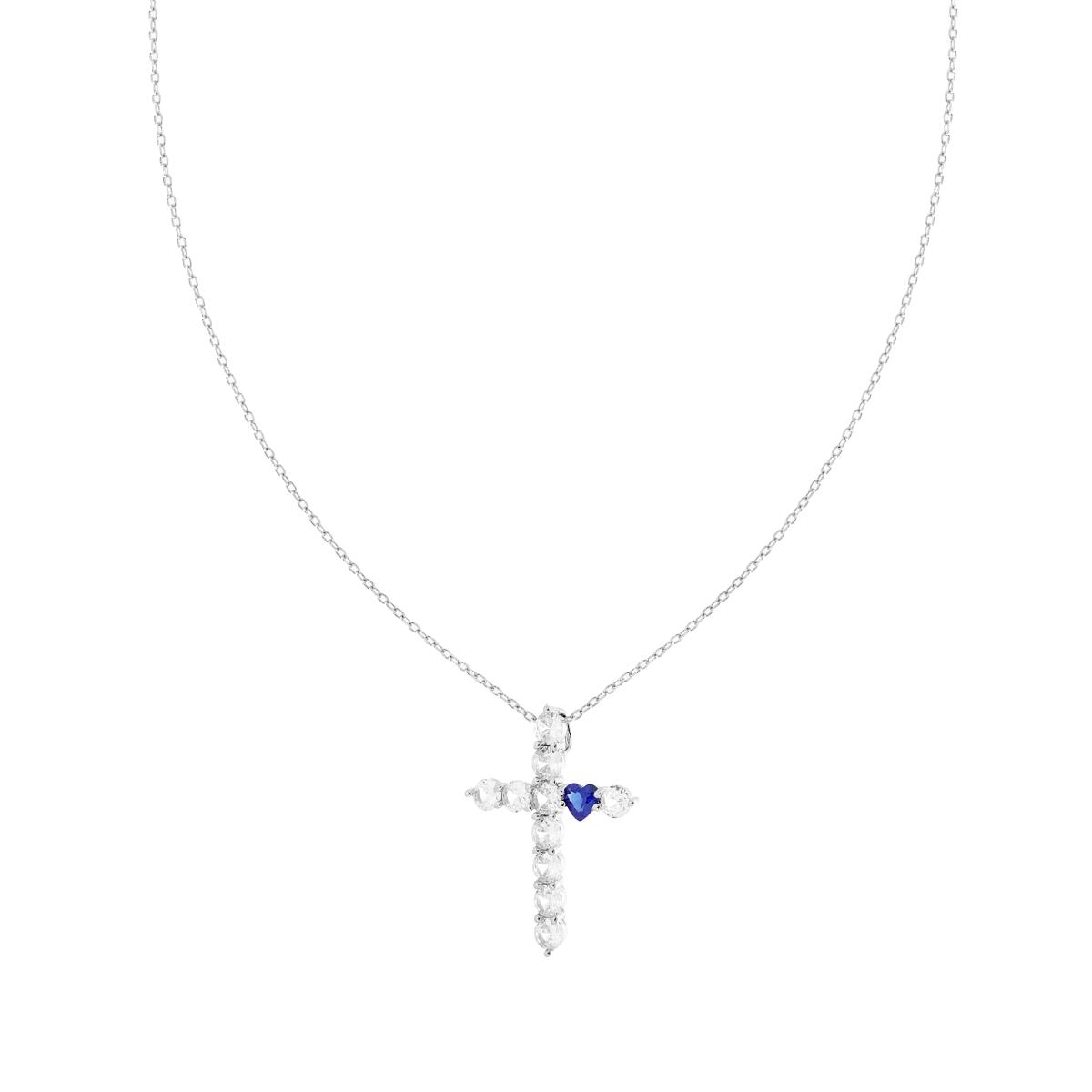 Collana in argento con ciondolo a croce di cristalli bianchi e un cuore di zaffiro blu al centro.