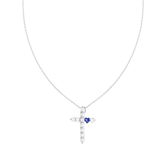 Collana in argento con ciondolo a croce di cristalli bianchi e un cuore di zaffiro blu al centro.