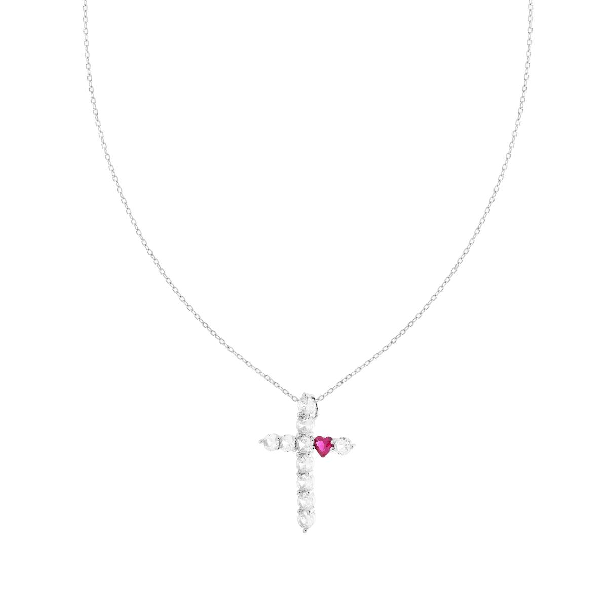 Collana con ciondolo a croce in argento, impreziosito da zirconi bianchi e un piccolo cuore centrale rosa.