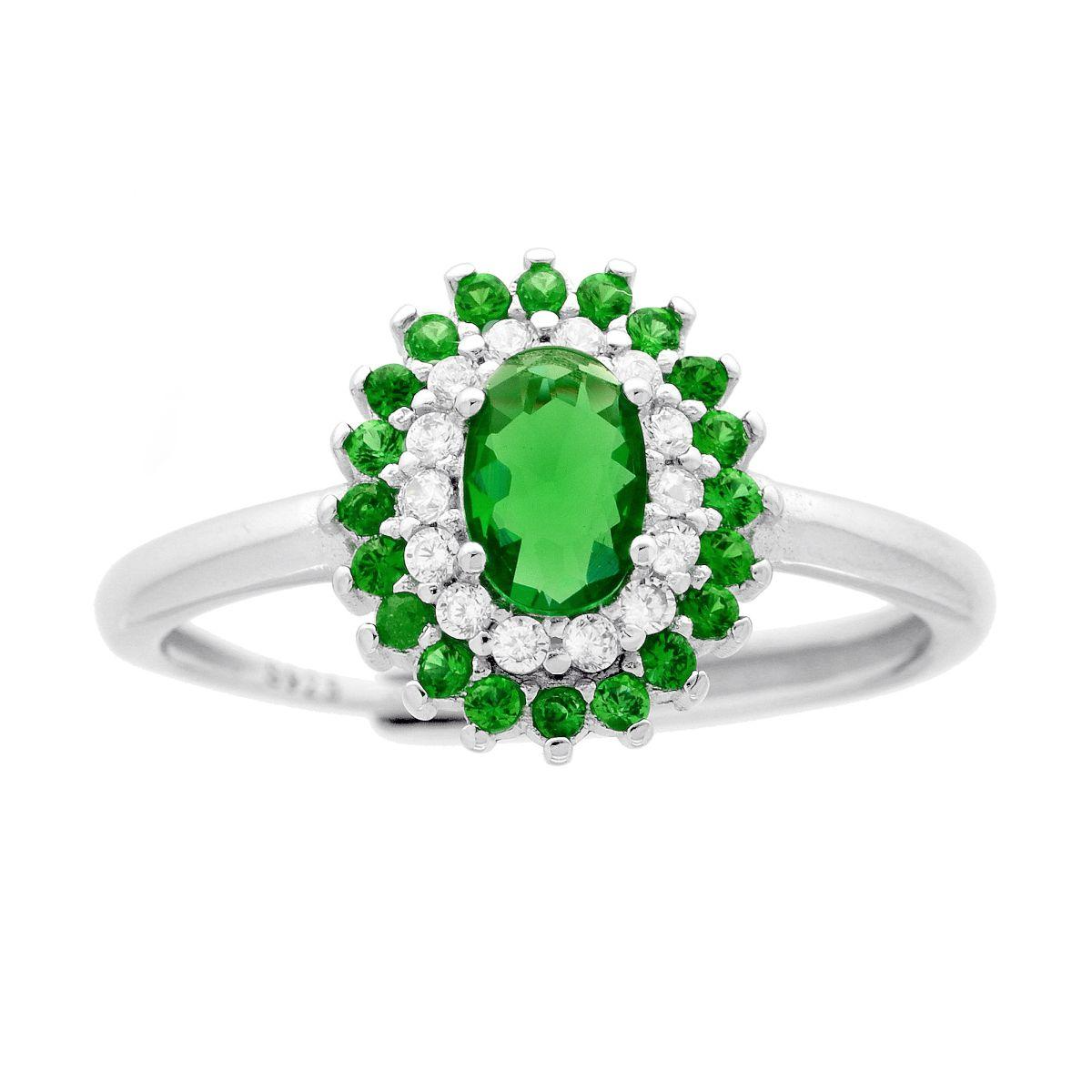 Anello in argento con smeraldo ovale centrale e contorno di diamanti bianchi e smeraldi più piccoli.