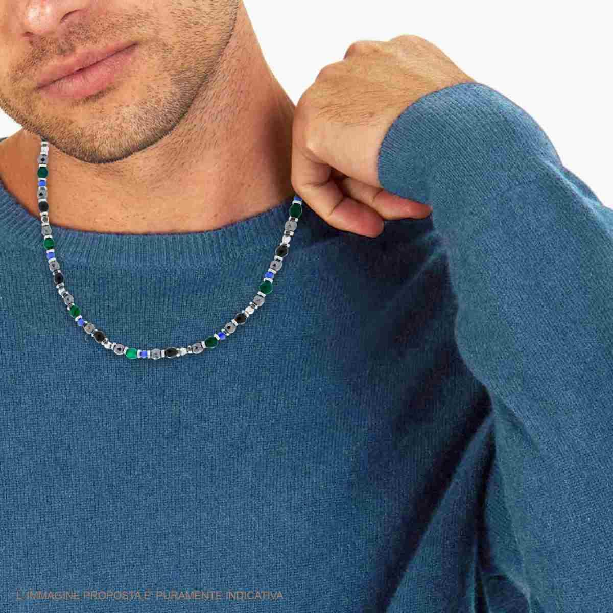 Collana da uomo con perline di diversi colori e forme, indossata su un maglione blu. L'immagine è puramente indicativa.