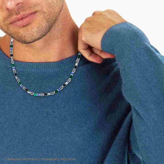 Collana da uomo con perline di diversi colori e forme, indossata su un maglione blu. L'immagine è puramente indicativa.