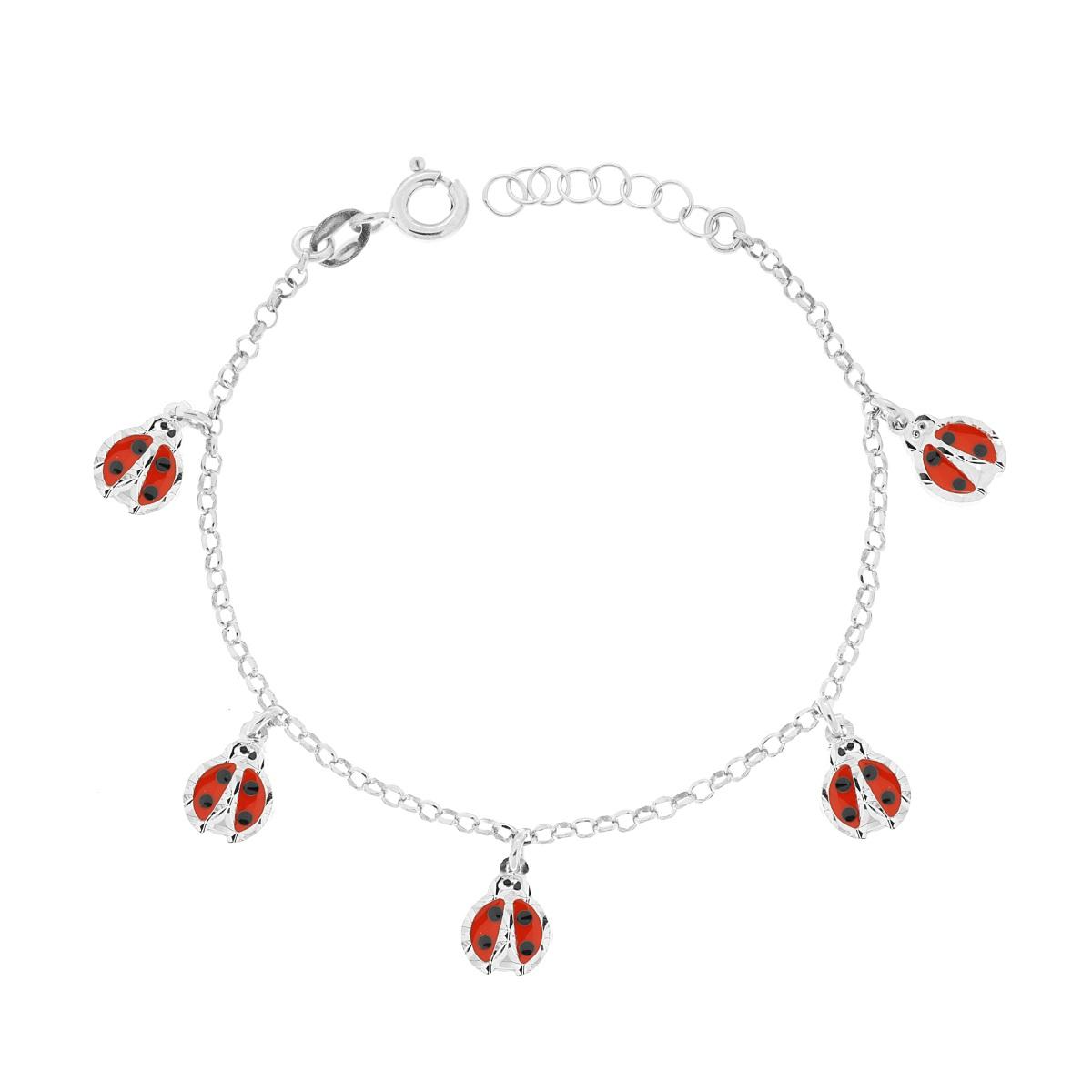 Braccialetto a catena in argento con cinque ciondoli a forma di coccinella smaltata rossa.