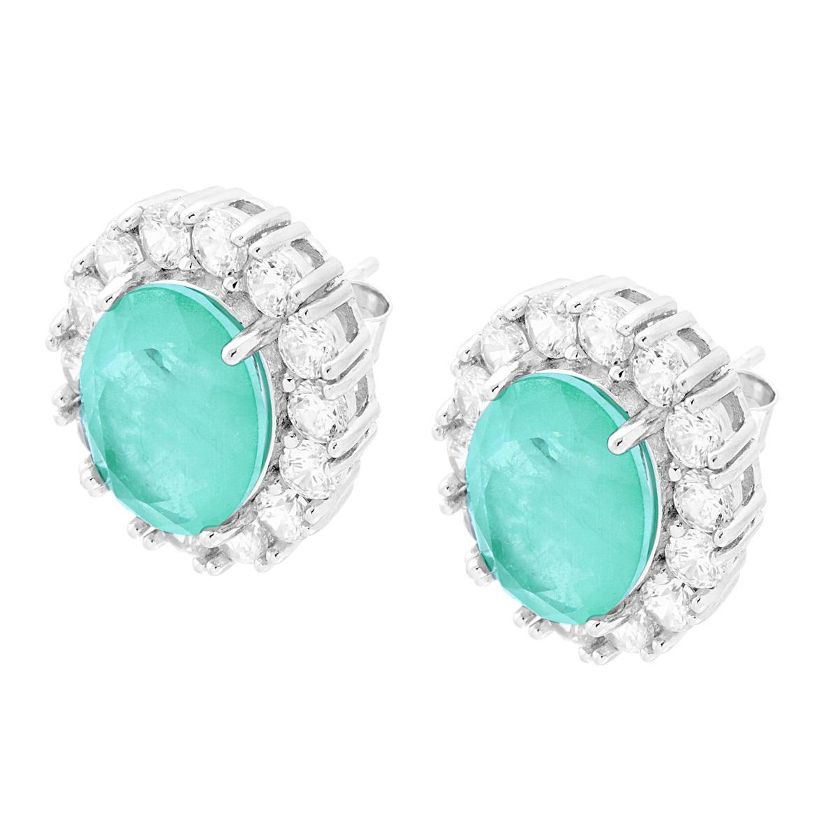 Orecchini in argento con smeraldi ovali centrali e diamanti bianchi a contorno.