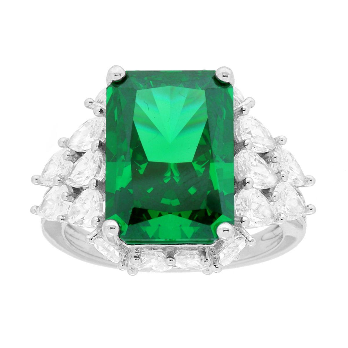Anello in argento con una grande pietra rettangolare verde smeraldo e piccole pietre di zirconia a forma di goccia.