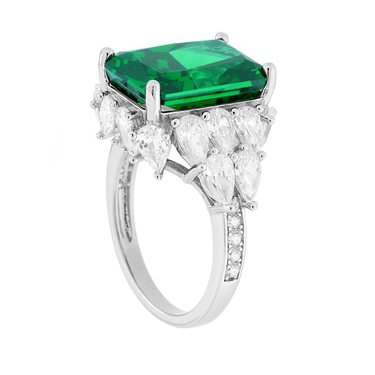 Anello in argento con grande smeraldo rettangolare e diamanti a goccia.