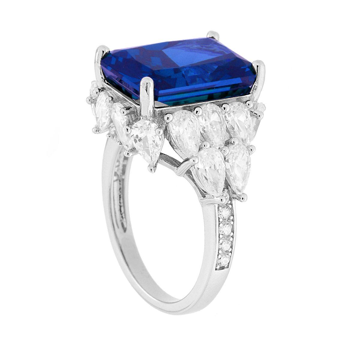 Anello in oro bianco con grande zaffiro blu e diamanti a goccia e rotondi.