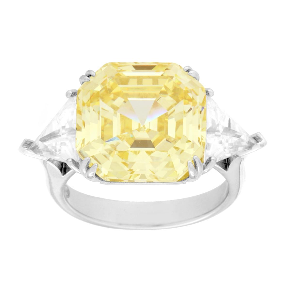 Anello con un grande diamante giallo taglio Asscher al centro e due diamanti bianchi taglio a triangolo su entrambi i lati.
