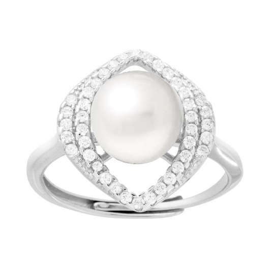 Anello in argento con una perla rotonda al centro circondata da zirconi, su una base a forma di rombo.